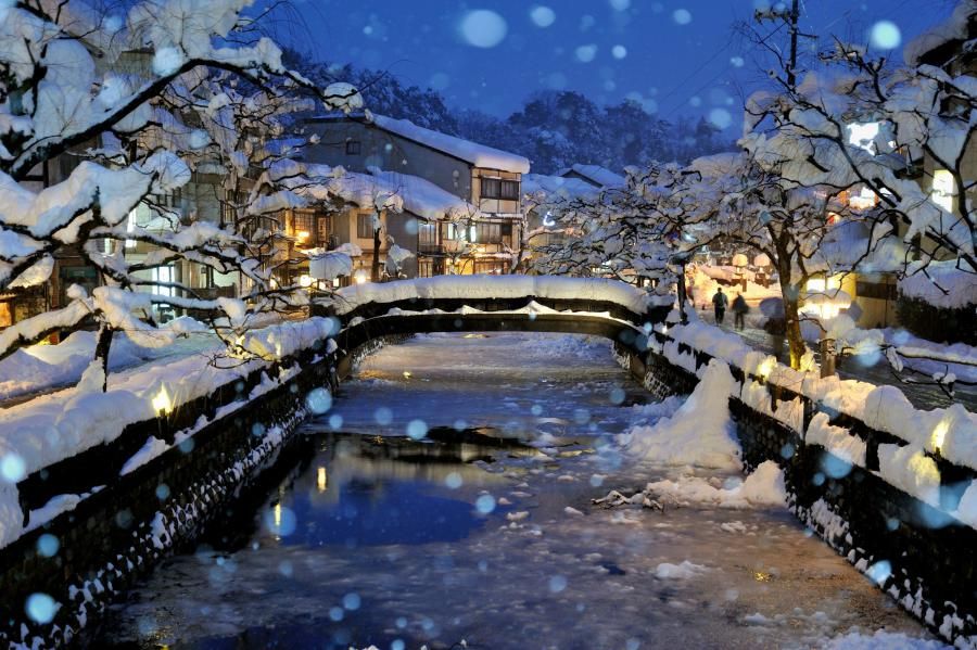 Snow Crab Season Reels in Tourists in Japan's Tattoo-Friendly Hot Spring Town Kinosaki Onsen