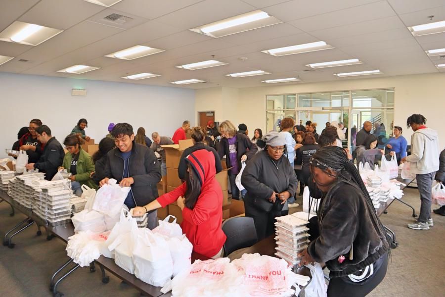 Thanksgiving with The 100 and Friends Distributes 6,000 meals in the Las Vegas Community